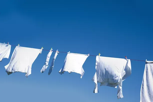 How to wash white and colored clothes