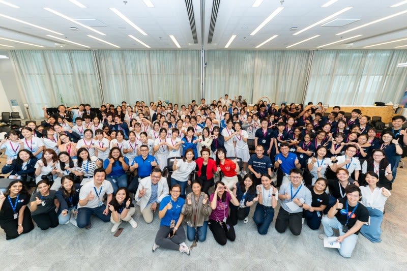 A large gathering of students, Minister Low Yen Ling and SgIC staff posing for the camera