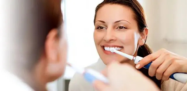 Comment les brosses à dents électriques préviennent la mauvaise haleine article banner