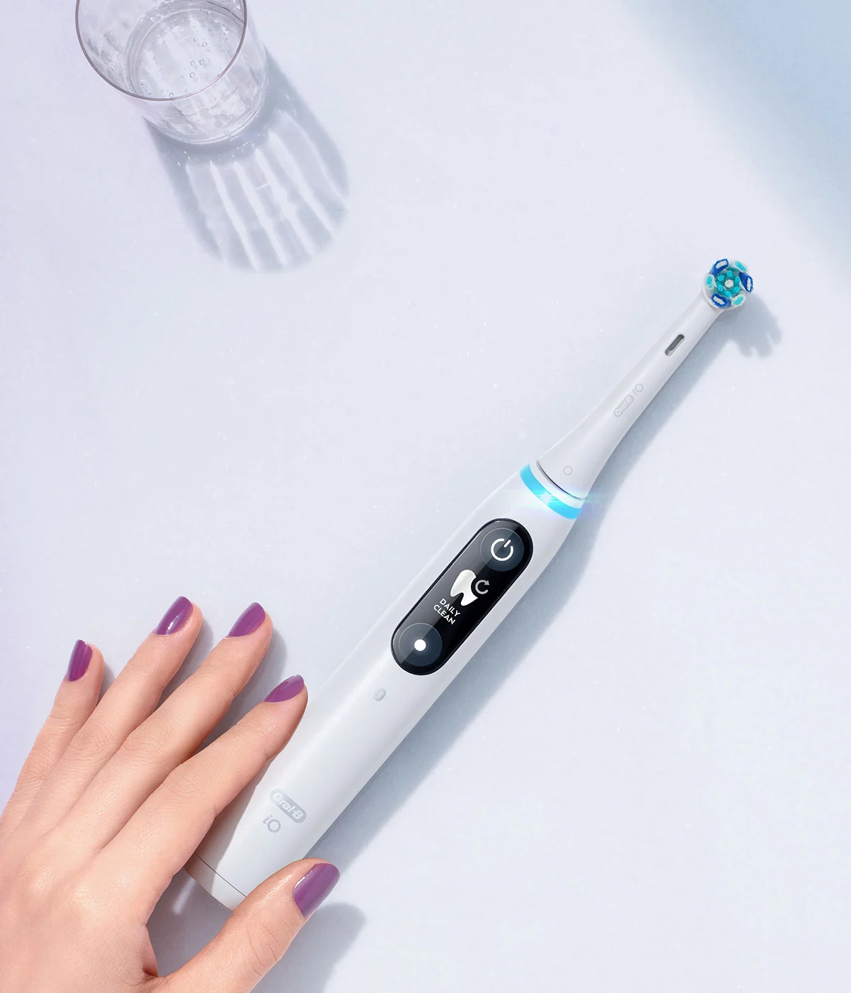 Vue à plat d’une brosse à dents électrique Oral-B Série iO 7 