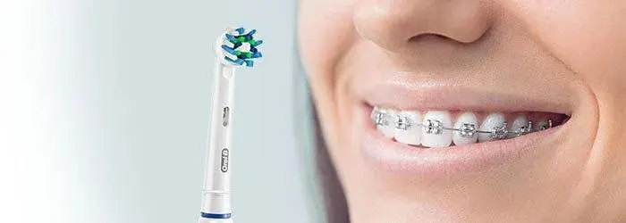 Comment se brosser les dents et passer la soie dentaire avec des broches article banner