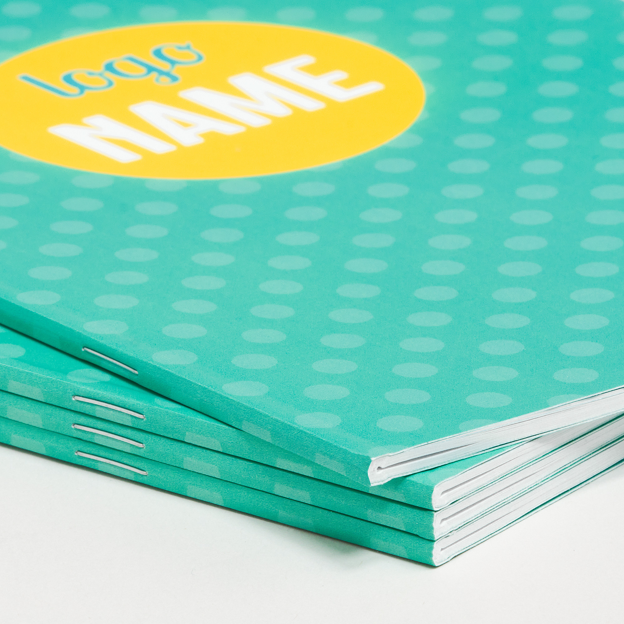 Brochures agrafées à dos droit