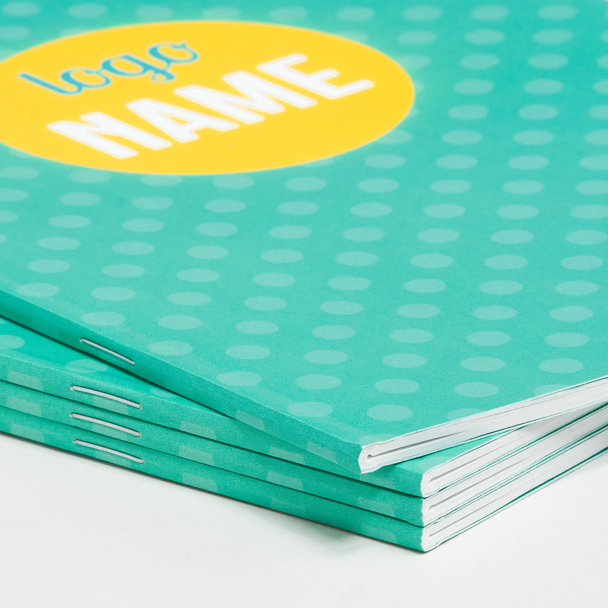 Brochures agrafées à dos droit