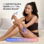 Femme assise sur un lit avec un épilateur à lumière pulsée dans la main gauche et un téléphone portable dans la main droite. Téléphone portable affichant l’application Skin i·expert.