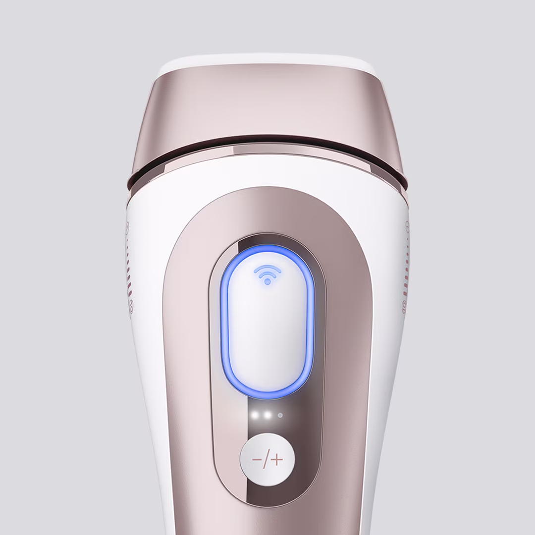 Close-up front view of the Braun Skin i·expert with smart sensor and control buttons.