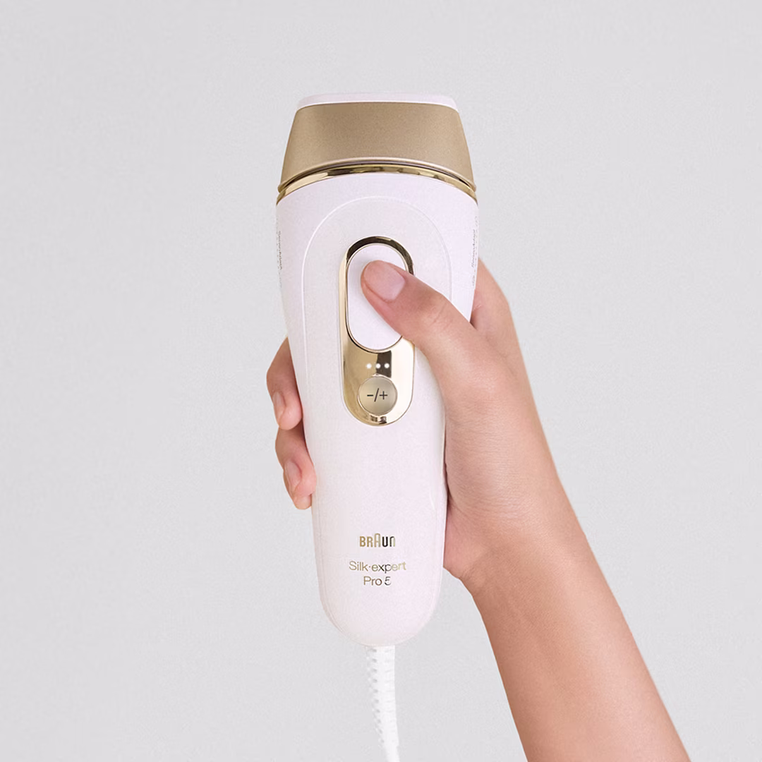 A hand is holding the Braun Silk·expert Pro 5 upright, showing the front of the device. A hand is holding the Braun Silk·expert Pro 5 upright, showing the front of the device.