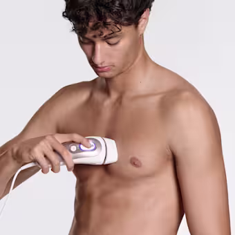 Homme enlevant les poils de la poitrine