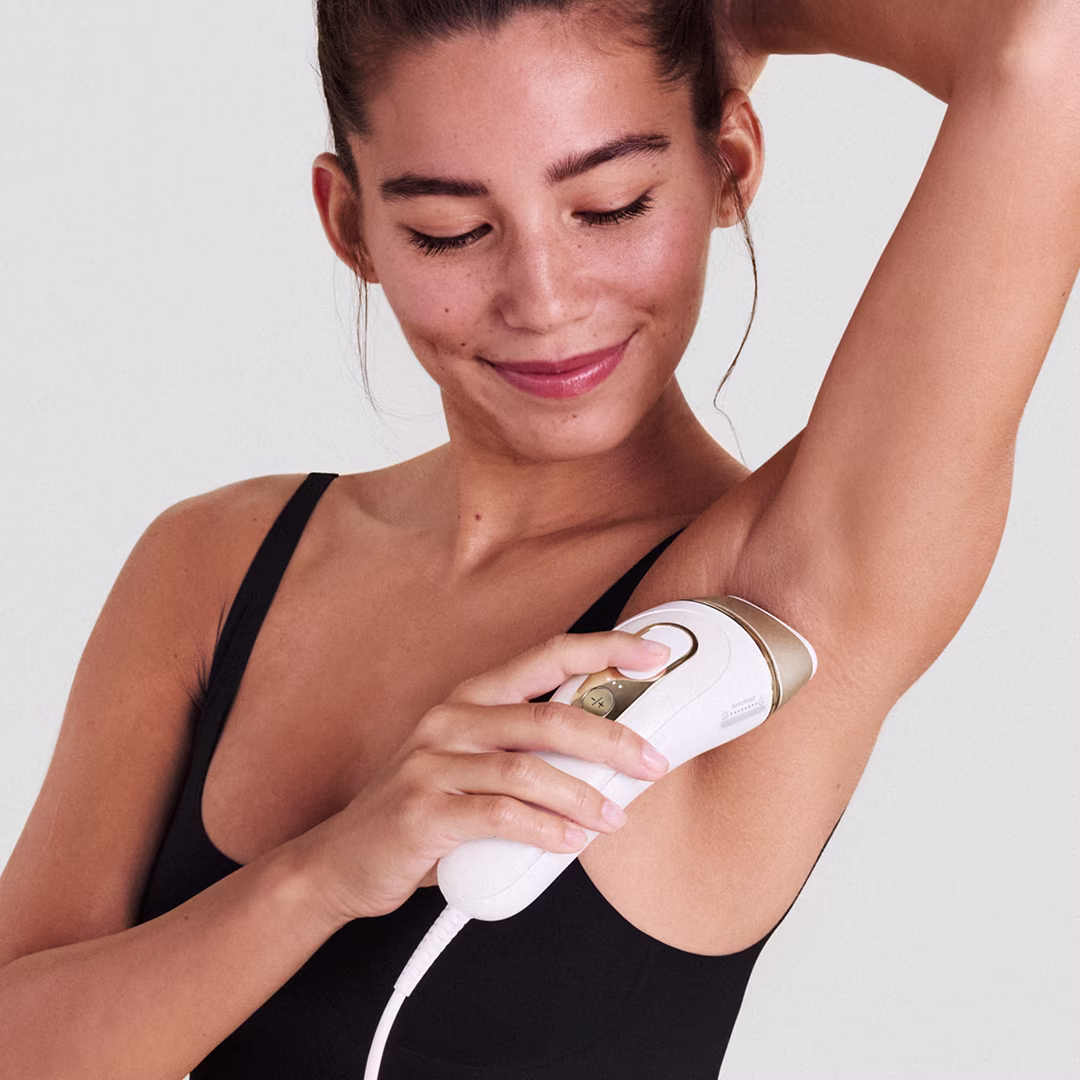 In use shot of a woman using Braun Silk·expert Pro 5 on the armpit. In use shot of a woman using Braun Silk·expert Pro 5 on the armpit.