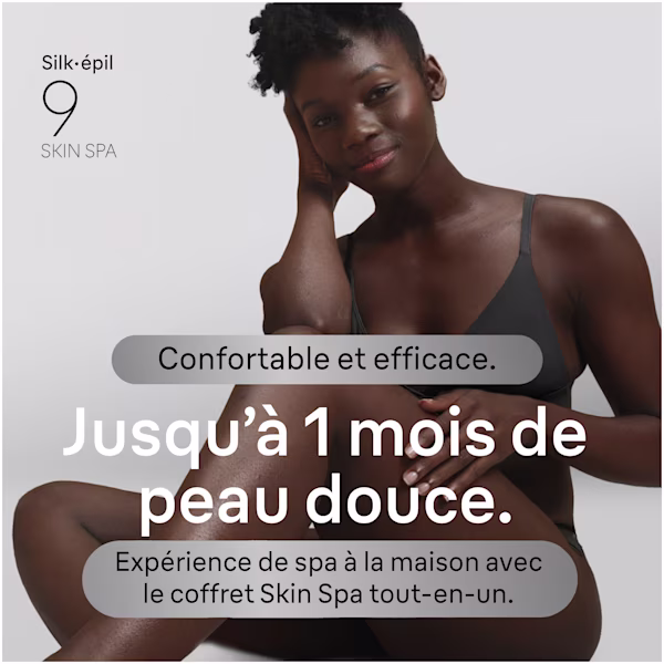 Photo d’une femme assise par terre et regardant l’appareil photo. Photo d’une femme assise par terre et regardant l’appareil photo.