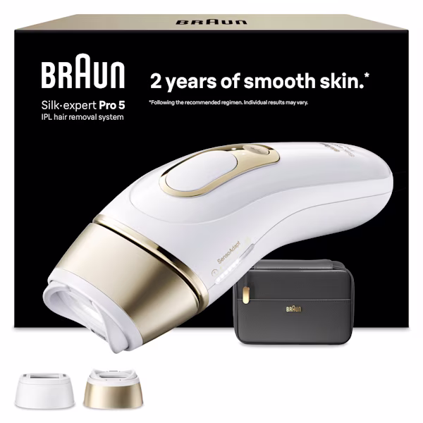 Braun Silk·expert Pro 5 avec pochette noire, tête Intimate et tête SmartFlex, rasoir Venus, et vue de face de l'emballage derrière le rendu sur fond blanc.