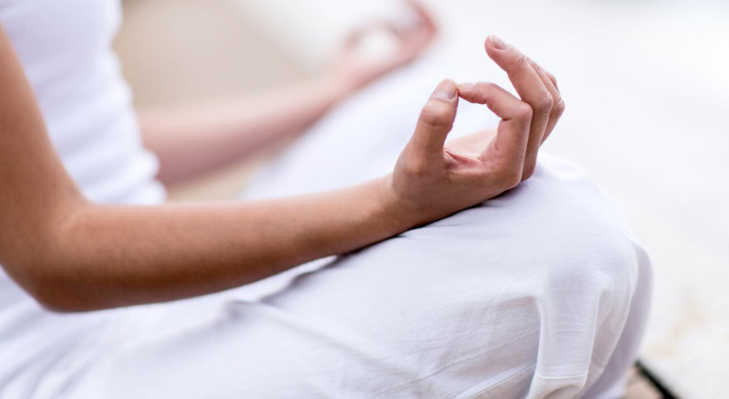 Person entspannt beim Yoga