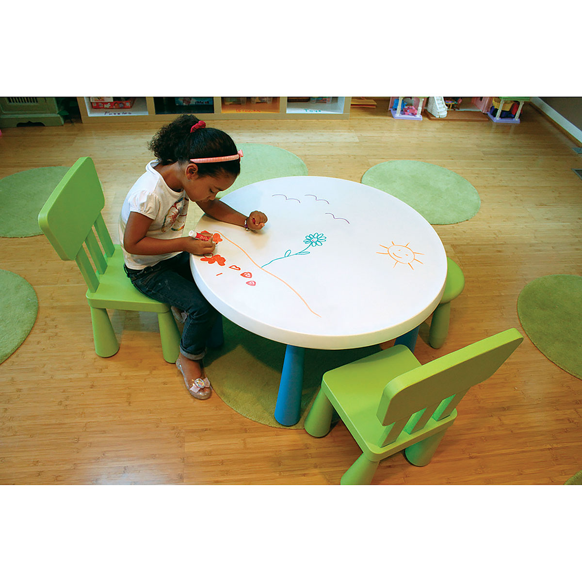 Детский столик с бумагой