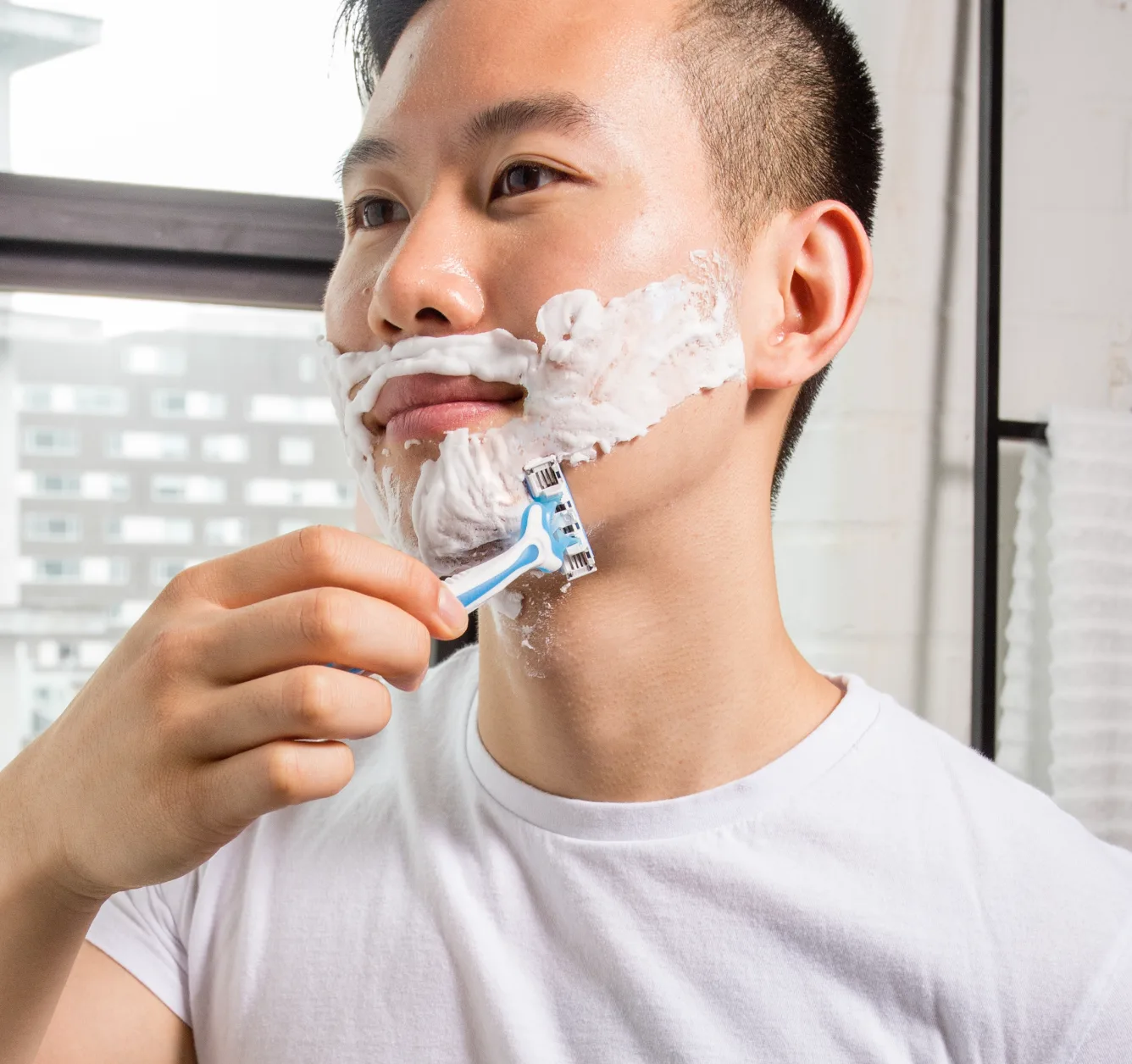 Homem se barbeando com Afeitadora desechable Cool Prestobarba 3