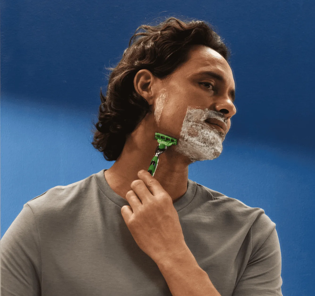 Homem barbeando o rosto usando Mach3 Sensitive Razor