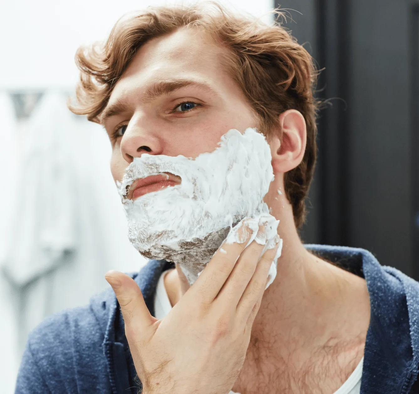 Homem usando espuma de barbear Gillette Prestobarba Sensitive