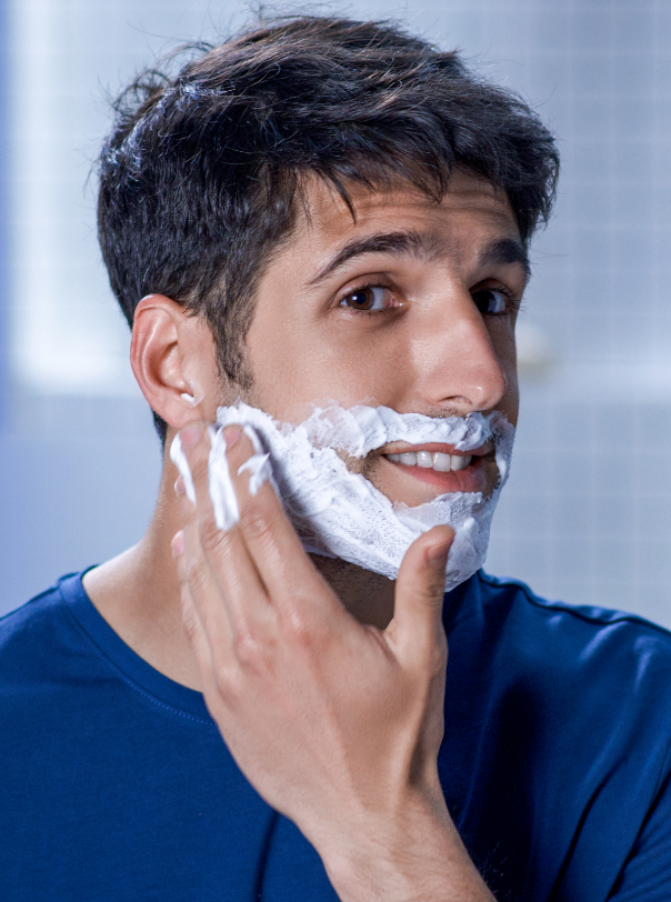 Hidrate os pelos faciais para um barbear rente e suave