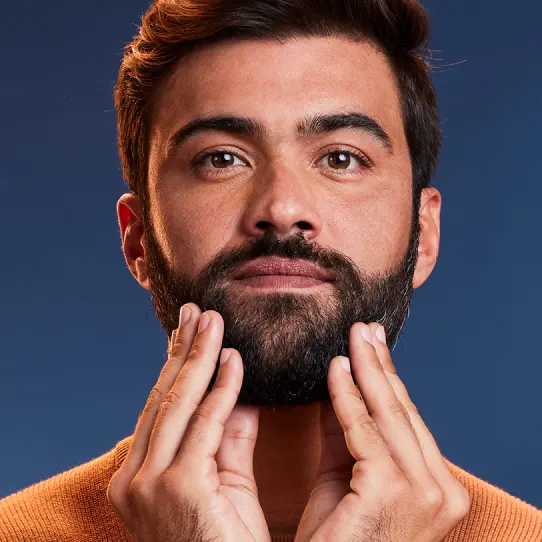 Um homem aplicando King C. Gillette Beard Balm no rosto