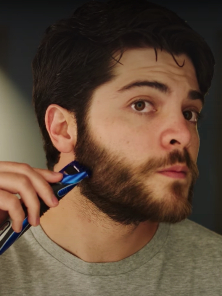 Recortador De Barba De Corte De Pelo. Un Hombre Se Corta El Bigote