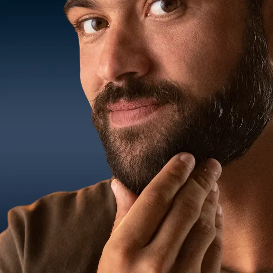 Um homem usando King C. Gillette Serum no rosto