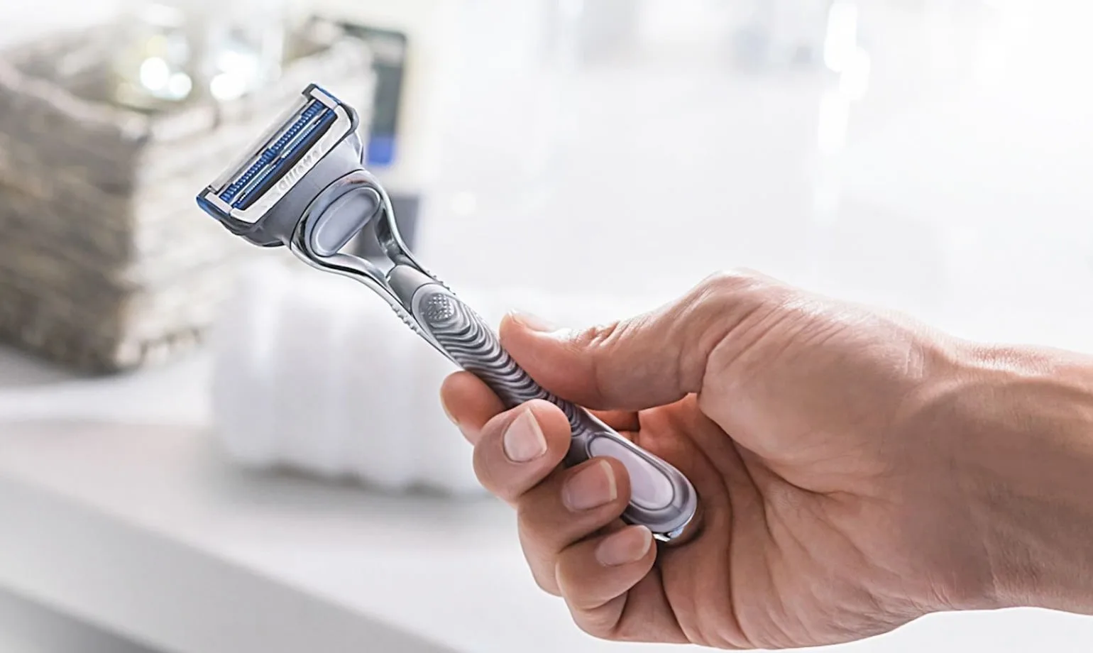 Ao barbear-se contra a textura, escolha uma lâmina adequada à sua pele e certifique-se de que as lâminas estejam afiadas e limpas