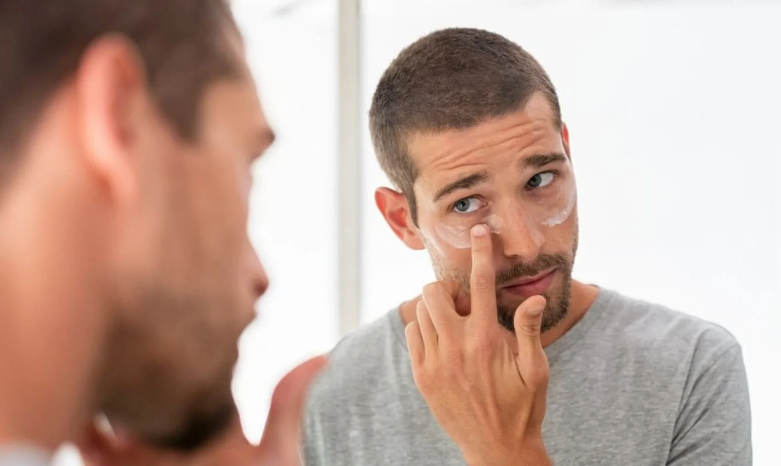 Un hombre exfoliando su rostro