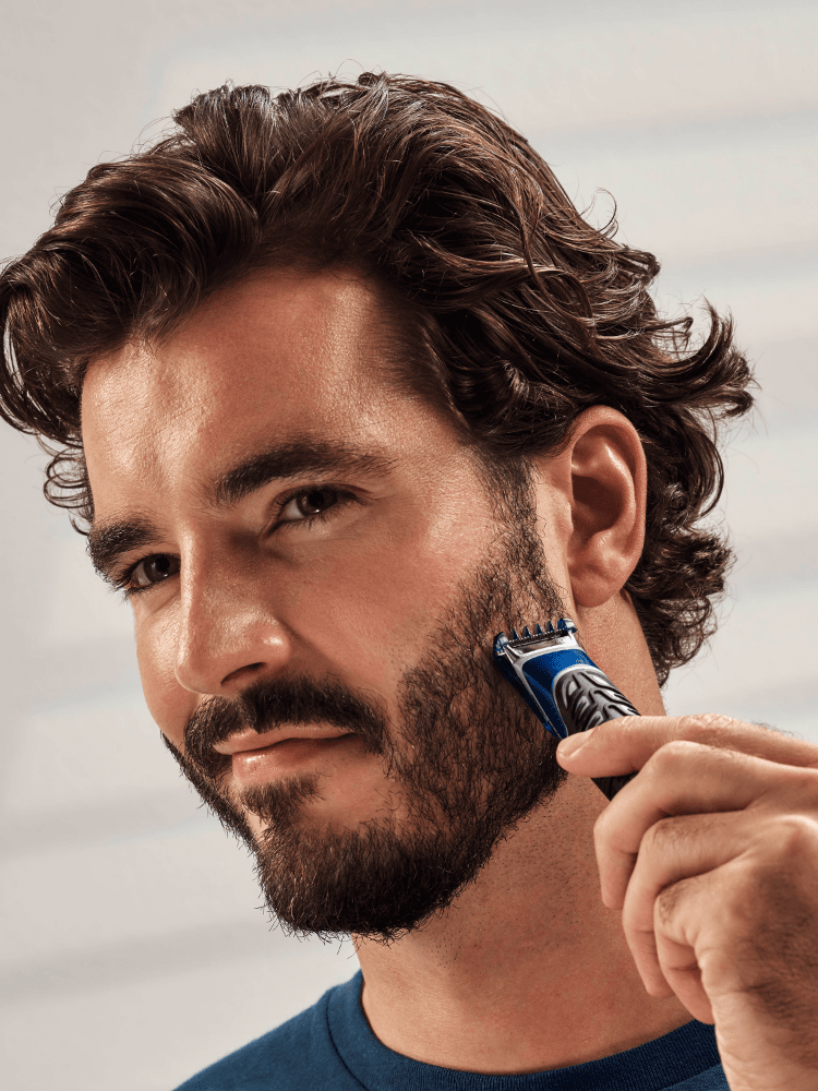 barbear com um barbeador elétrico ou lâmina de barbear