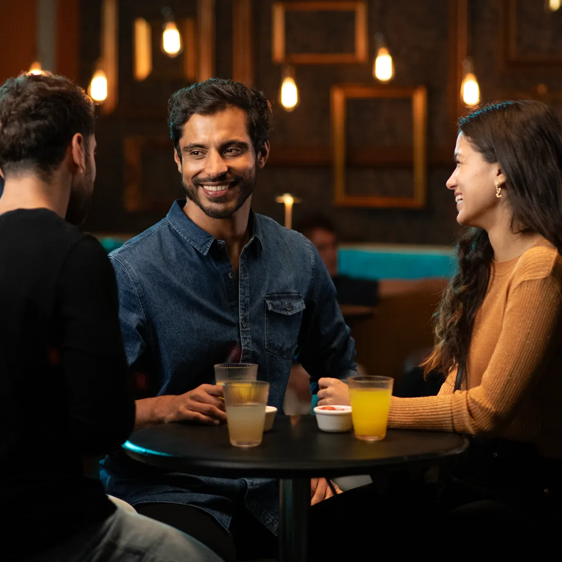 Familia disfrutando de una cena del dia del padre