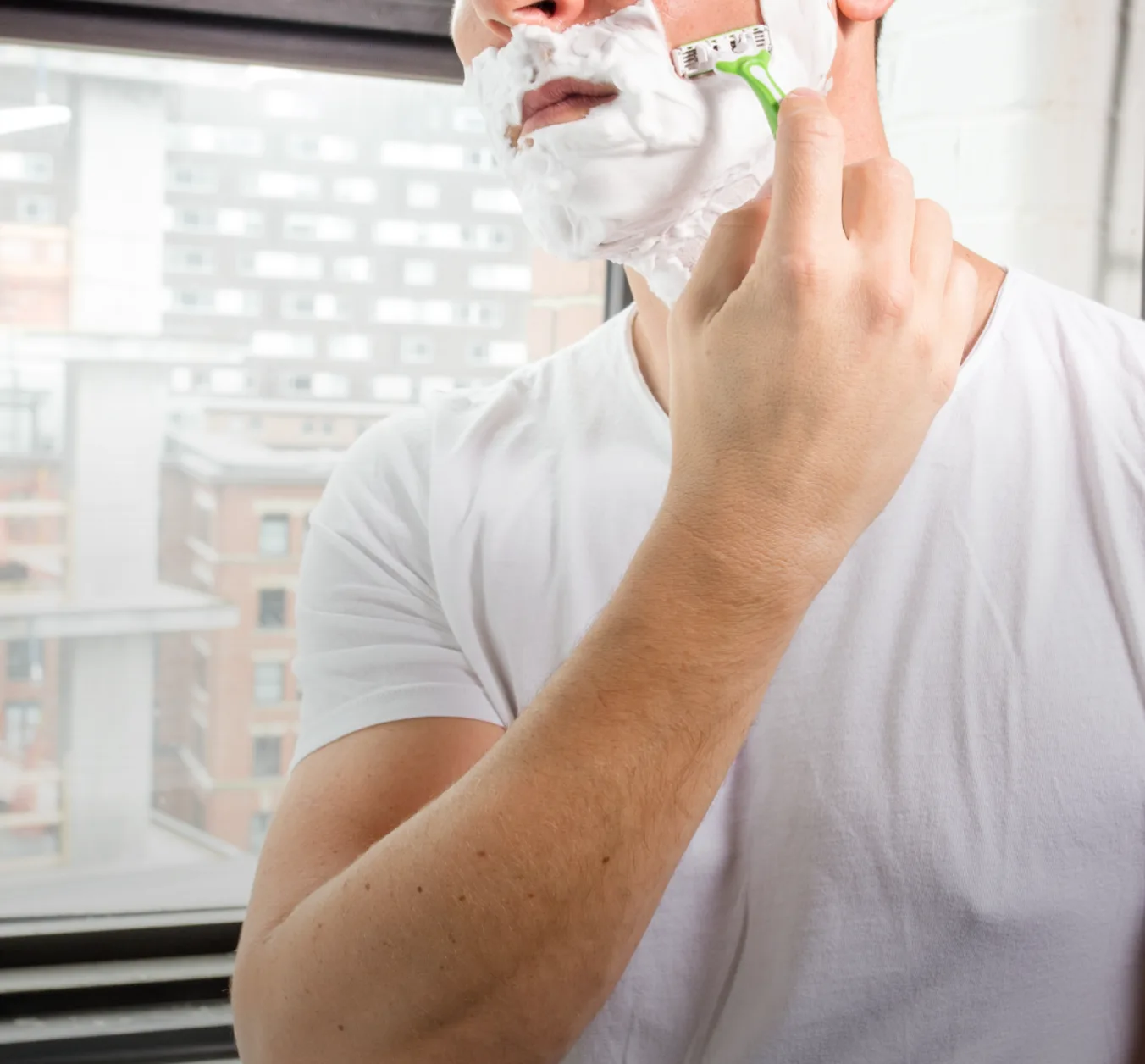 Homem se barbeando com lâmina de barbear descartável Gillette Prestobarba 3 Sensitive