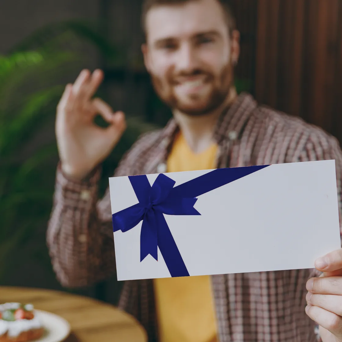 Homem feliz por ter recebido um cupom para o dia dos namorados