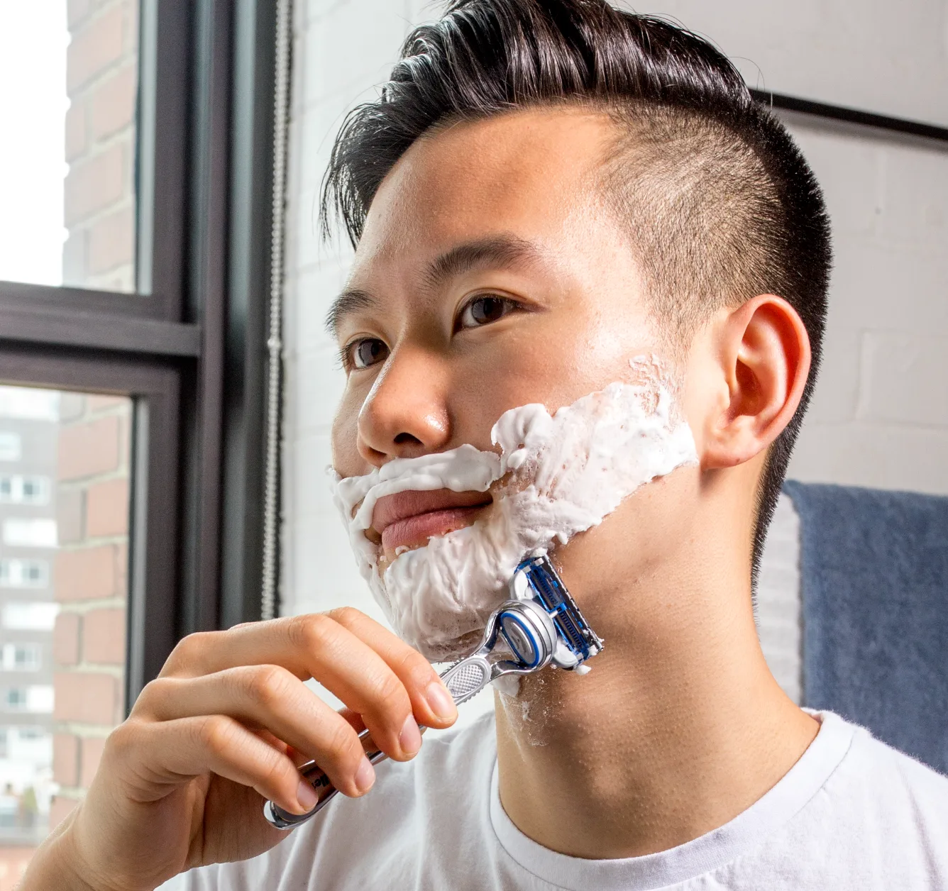 Homem se barbeando com Gillette SkinGuard Razor