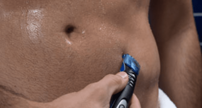Cómo afeitar el vello púbico masculino