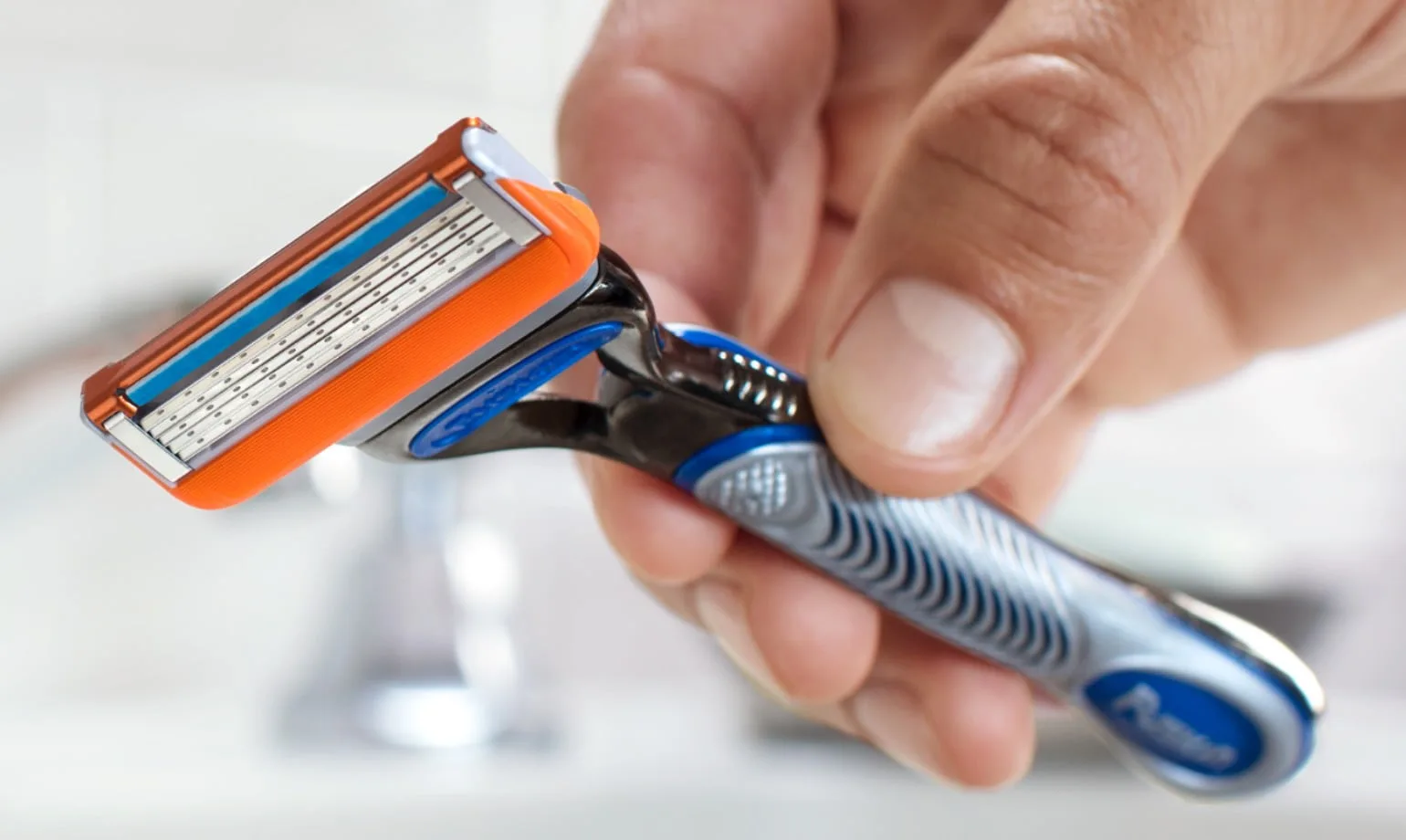 Use o aparelho de barbear Gillette SkinGuard Sensitive com tecnologia flexball para reduzir o risco de cortes