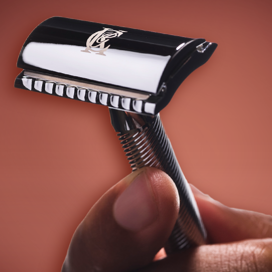 Beneficio 4: La afeitadora King C. Gillette viene con un mango de metal que mejora el agarre y el control.