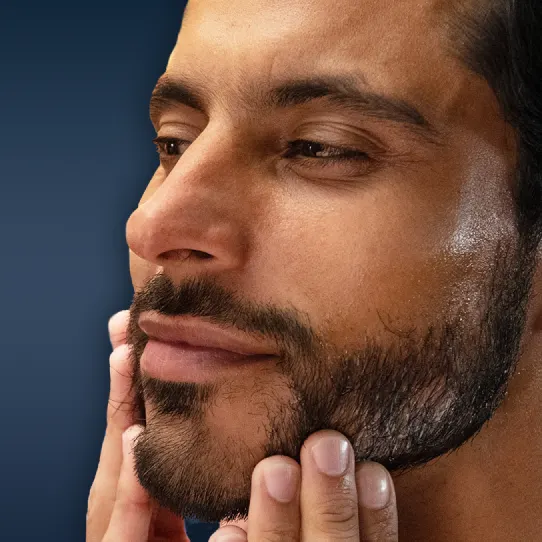 Um homem usando óleo King C. Gillette Beard