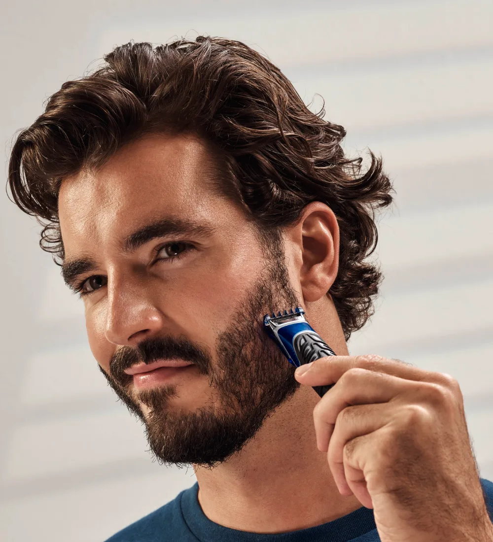 Homem aparando a barba usando Gillette Styler