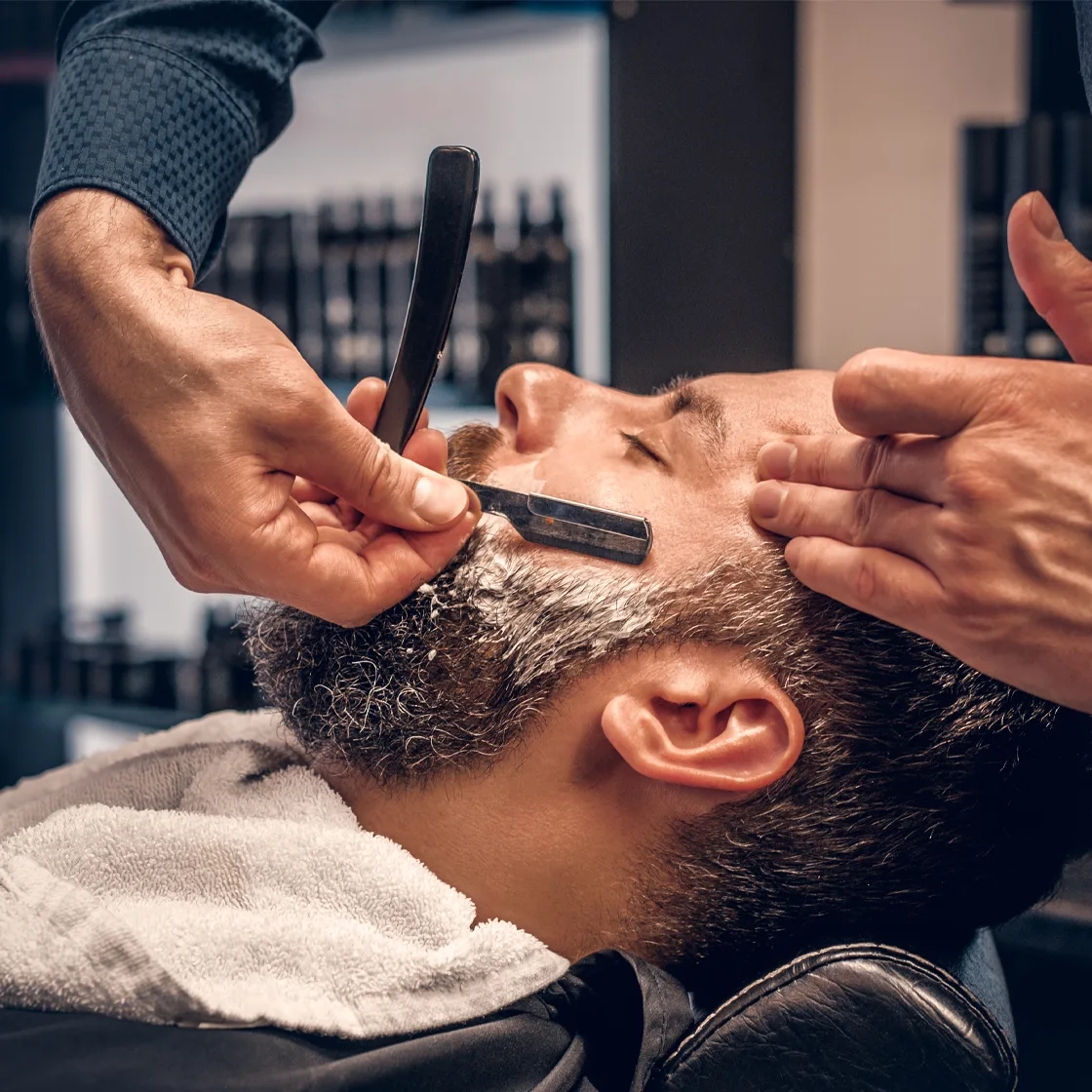 Hombre aprendiendo a afeitar su barba