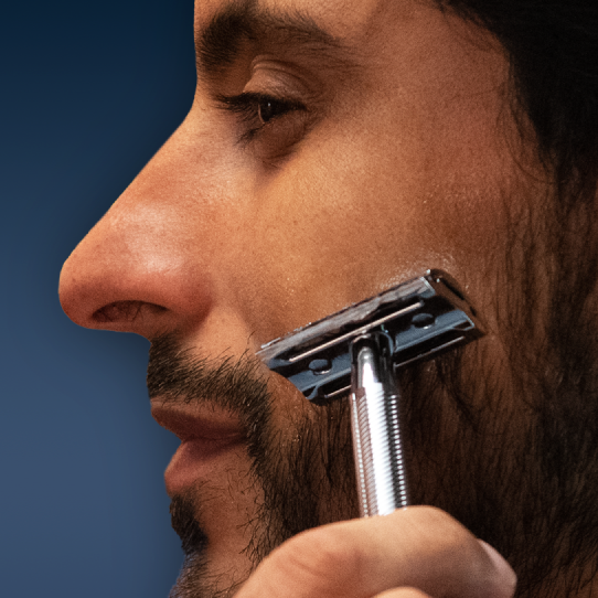 Beneficio 1: La afeitadora King C. Gillette está equipada con 2 tipos de filos que permiten un contorno preciso de la barba.