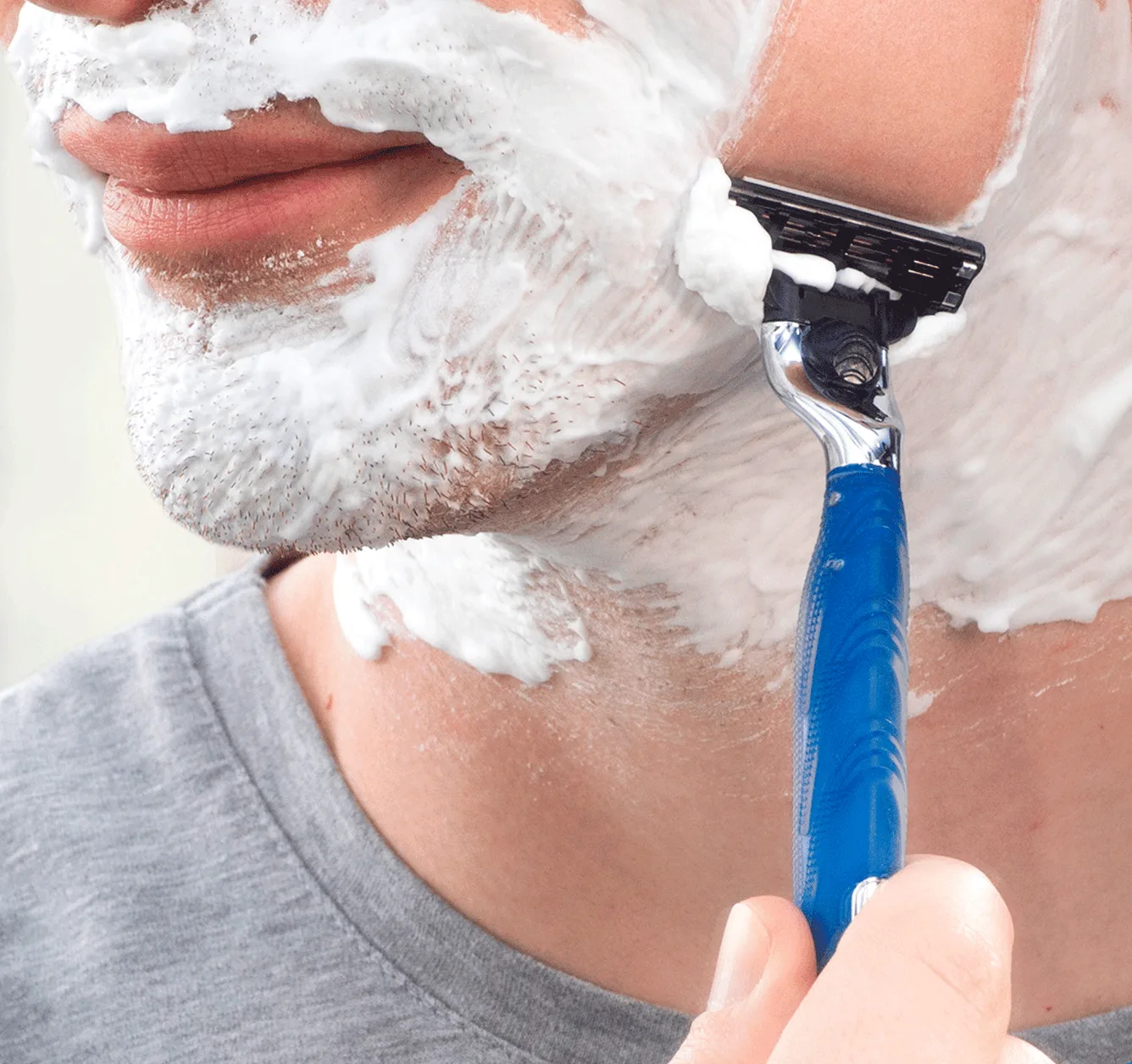 homem raspando a barba com Aparelho De Barbear Gillette MACH3 Acqua Grip