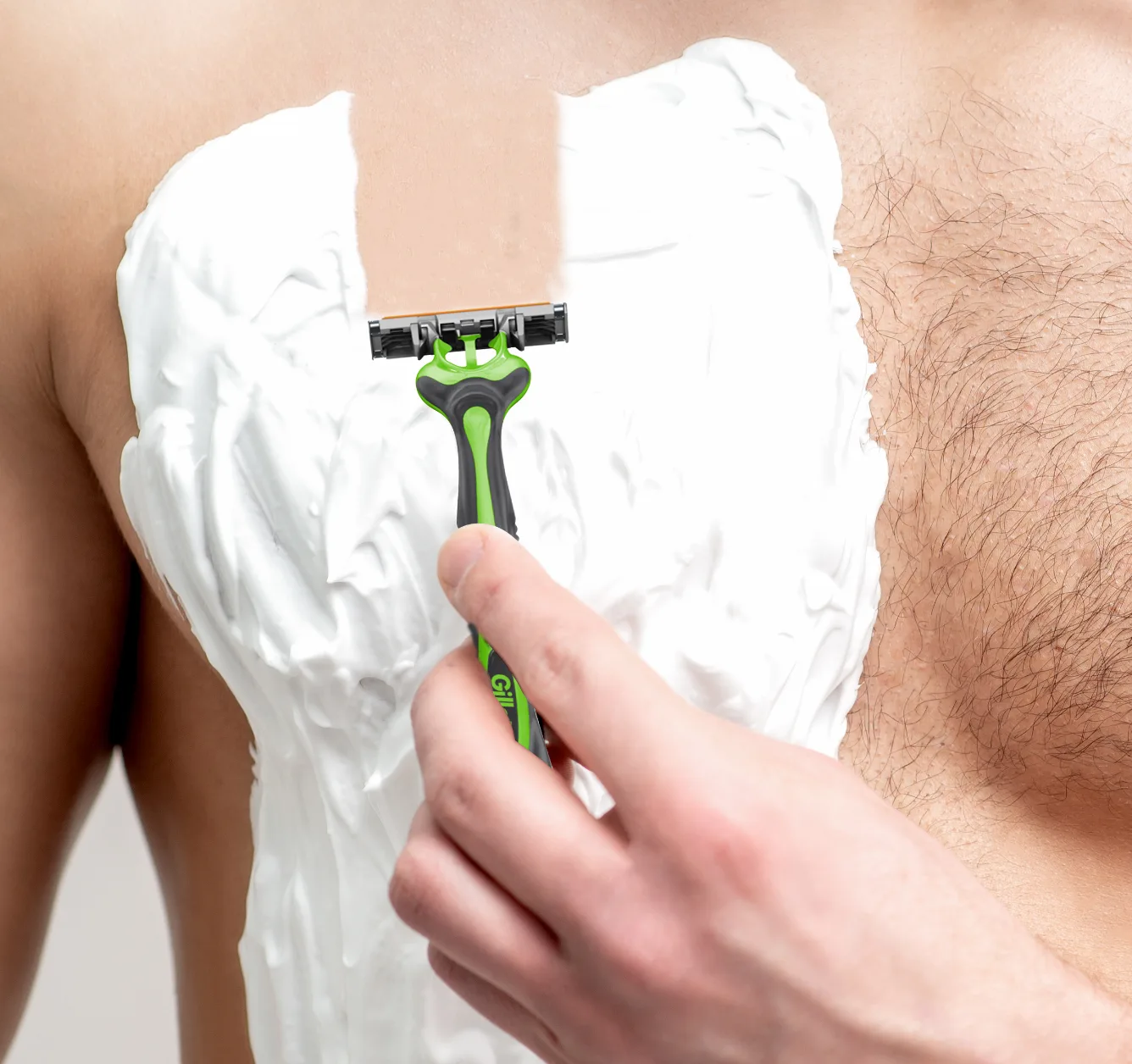 Homem depilando o corpo com Gillette Prestobarba 3 Descartável Razor