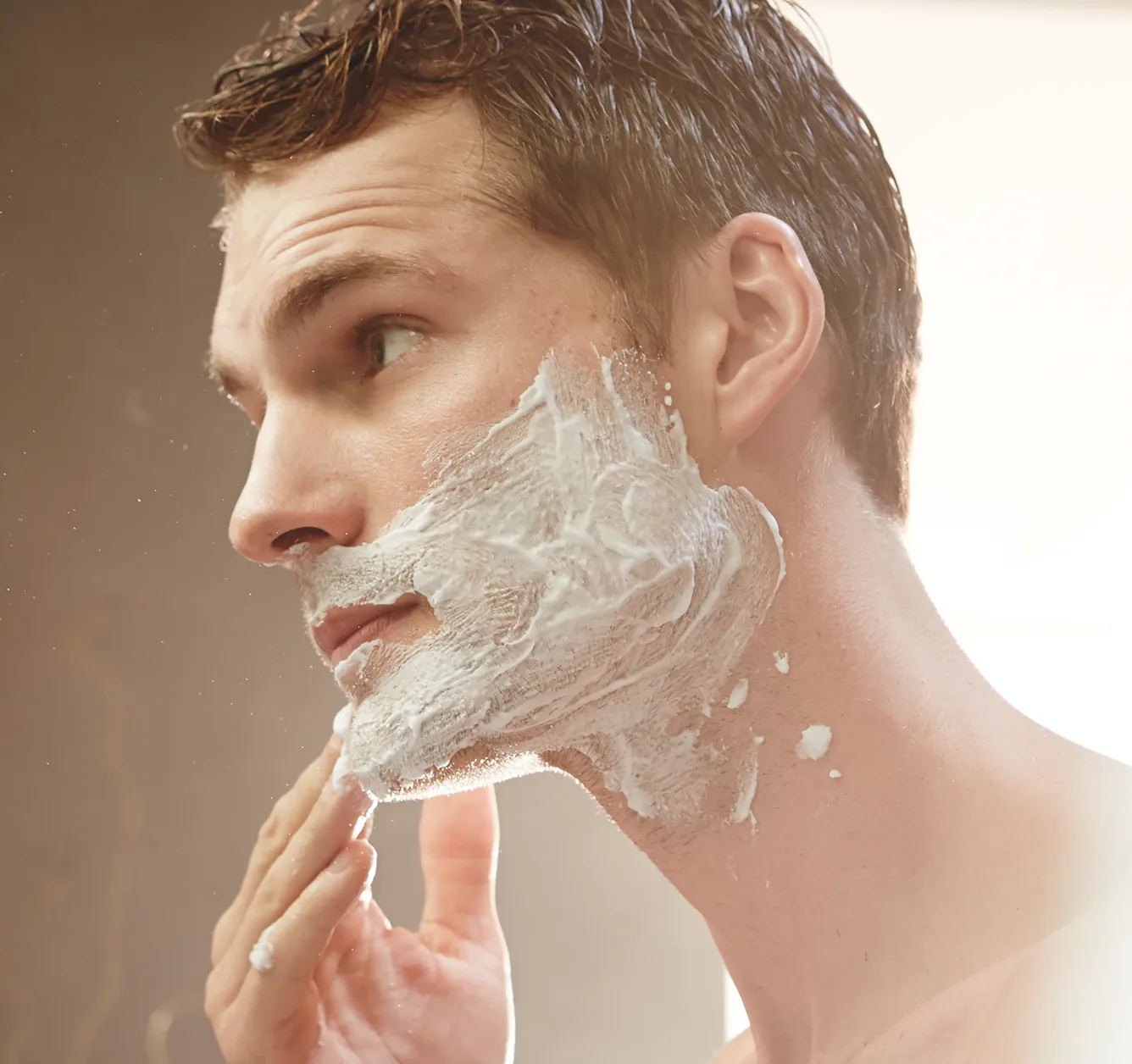 Este creme de barbear 2 em 1 pares de gel de barbear com poderosos cuidados com a pele.
