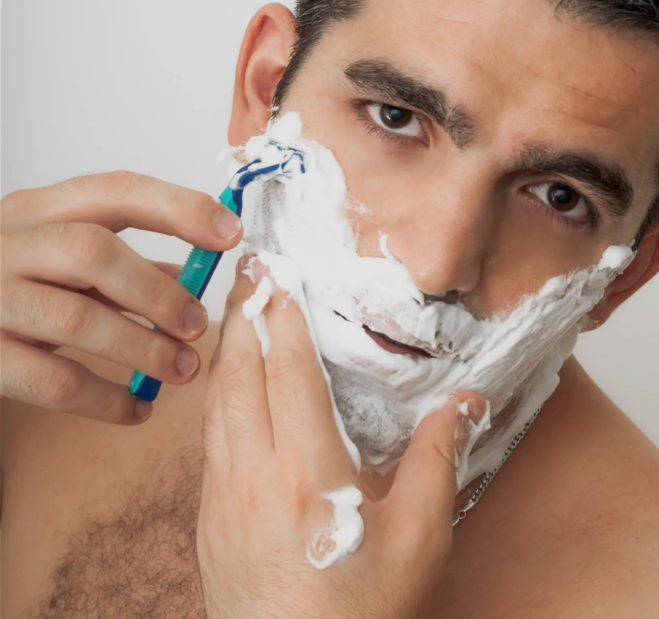 Homem se barbeando com lâmina de barbear descartável Gillette Prestobarba Ultragrip 2