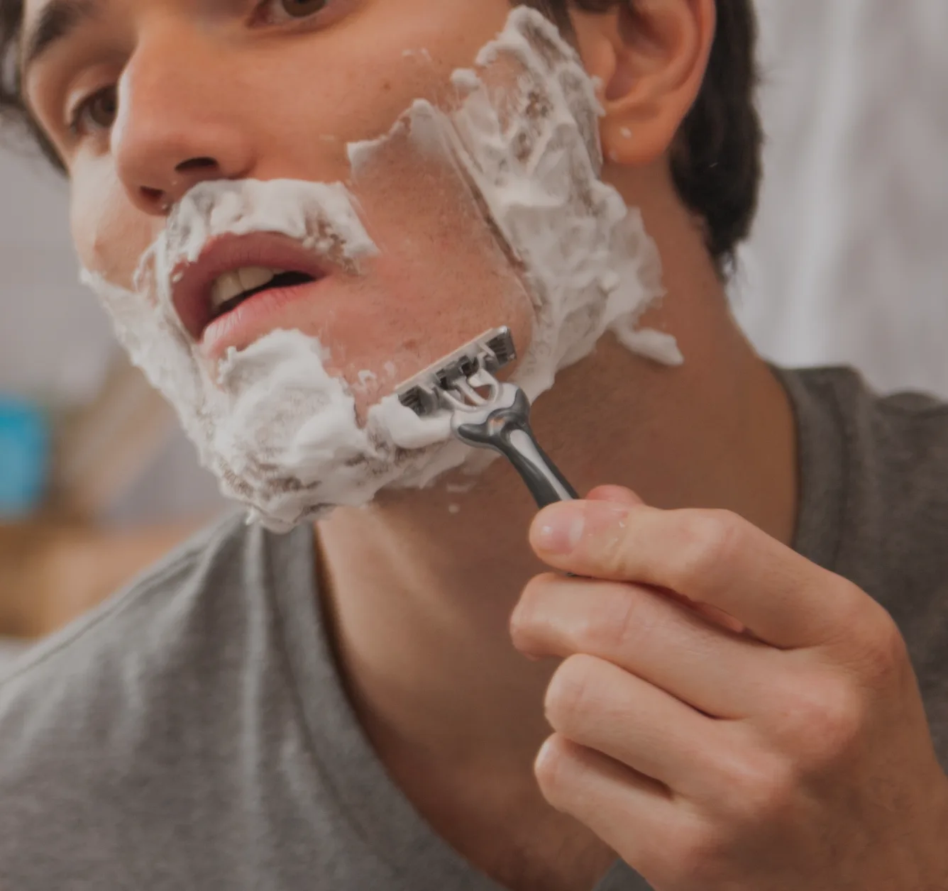 Homem usando lâmina de barbear descartável Gillette Prestobarba