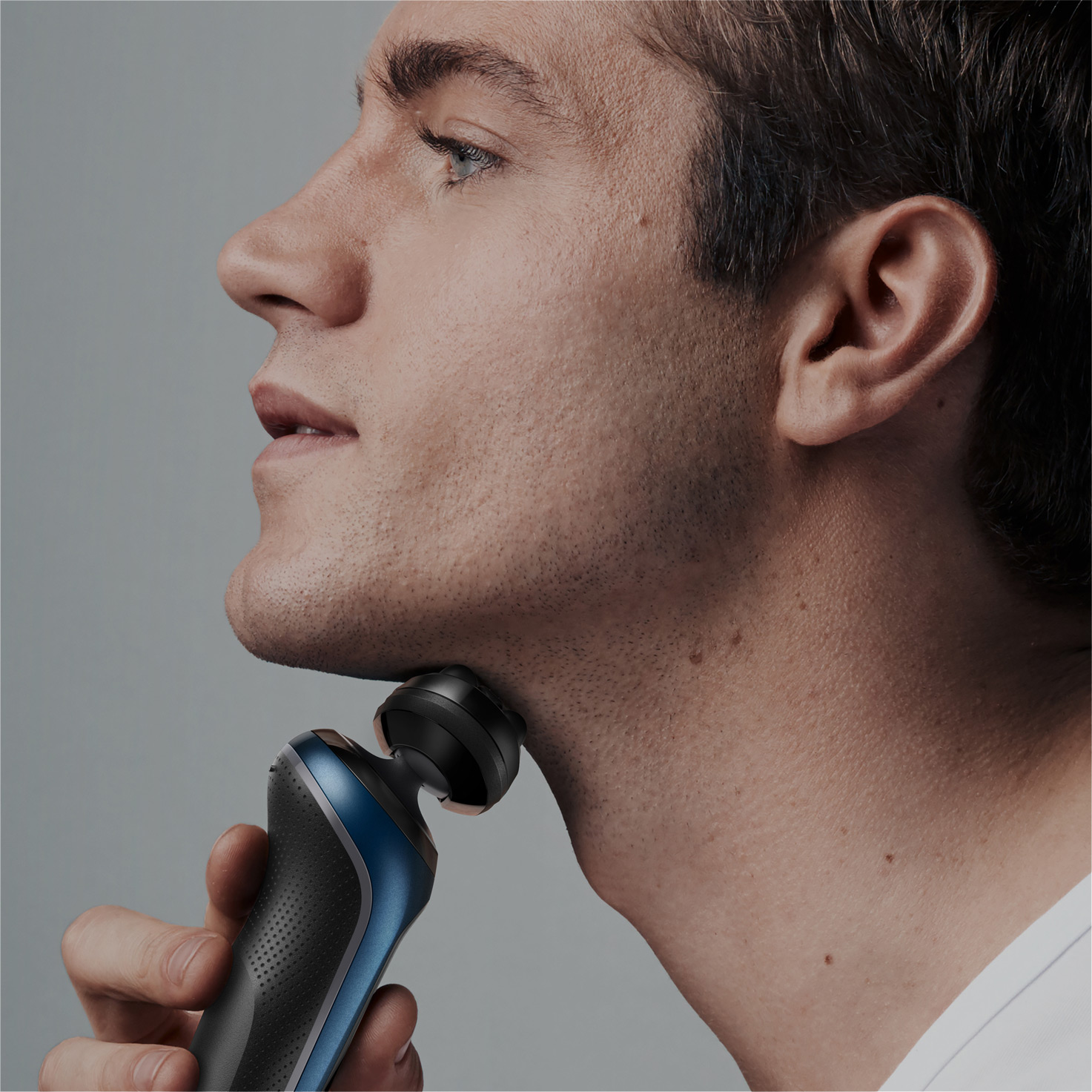 Series 6 61-B1000s Wet & Dry shaver with travel case, blue.