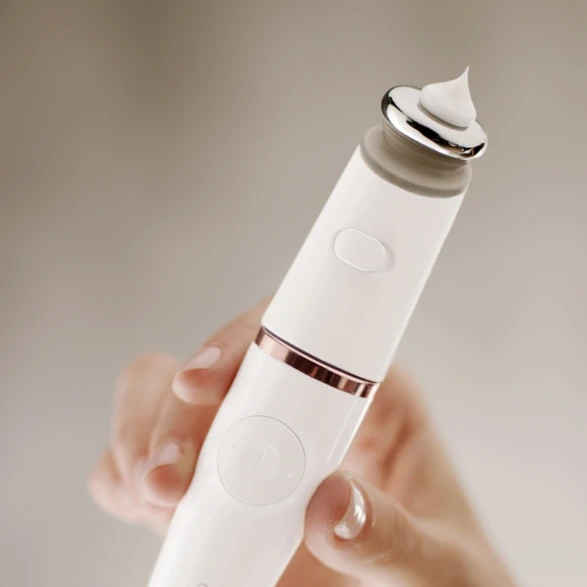 Braun FaceSpa Pro 912 3-in-1 in hand