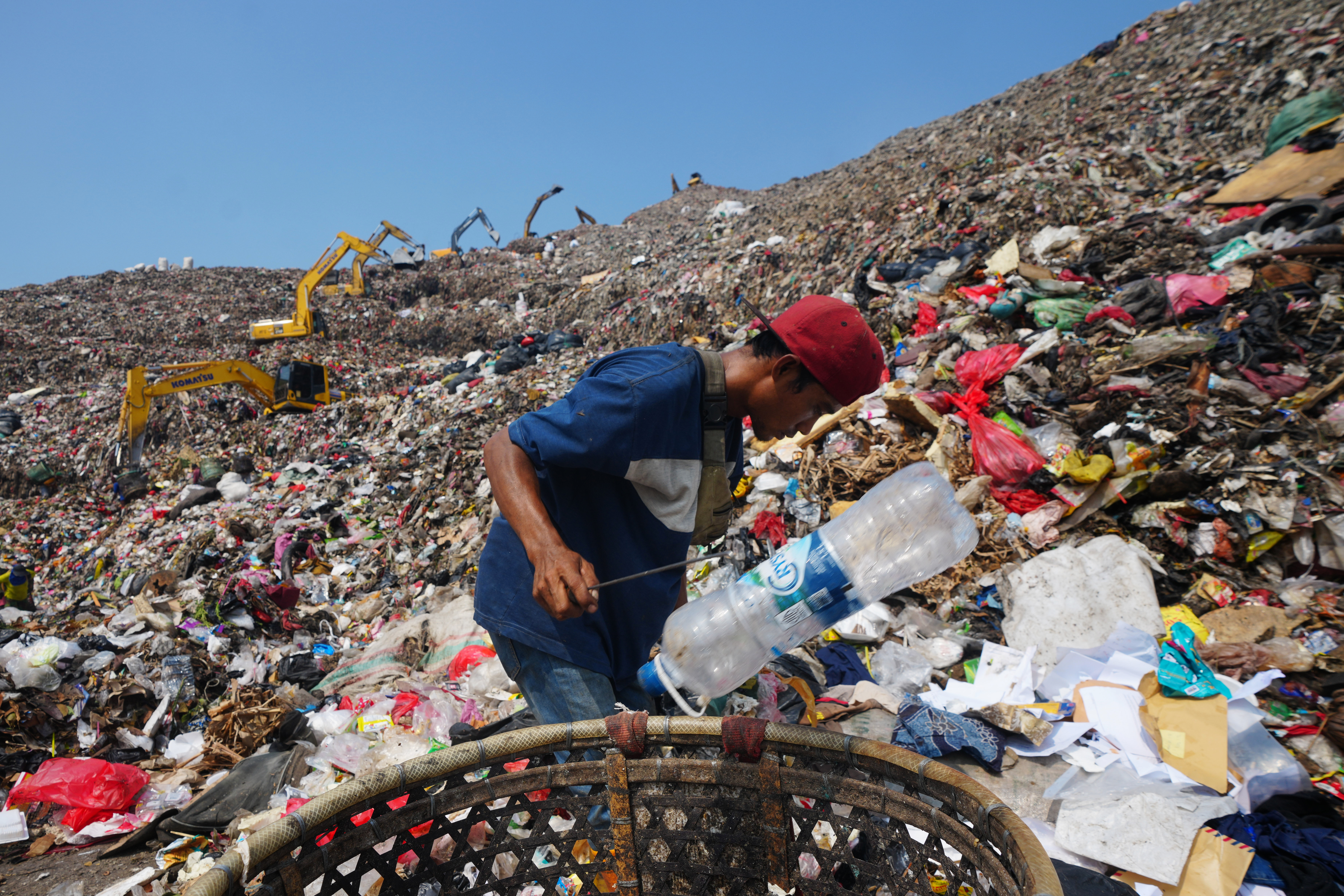 As Indonesia cuts methane emissions, life atop a mountain of garbage begins to change