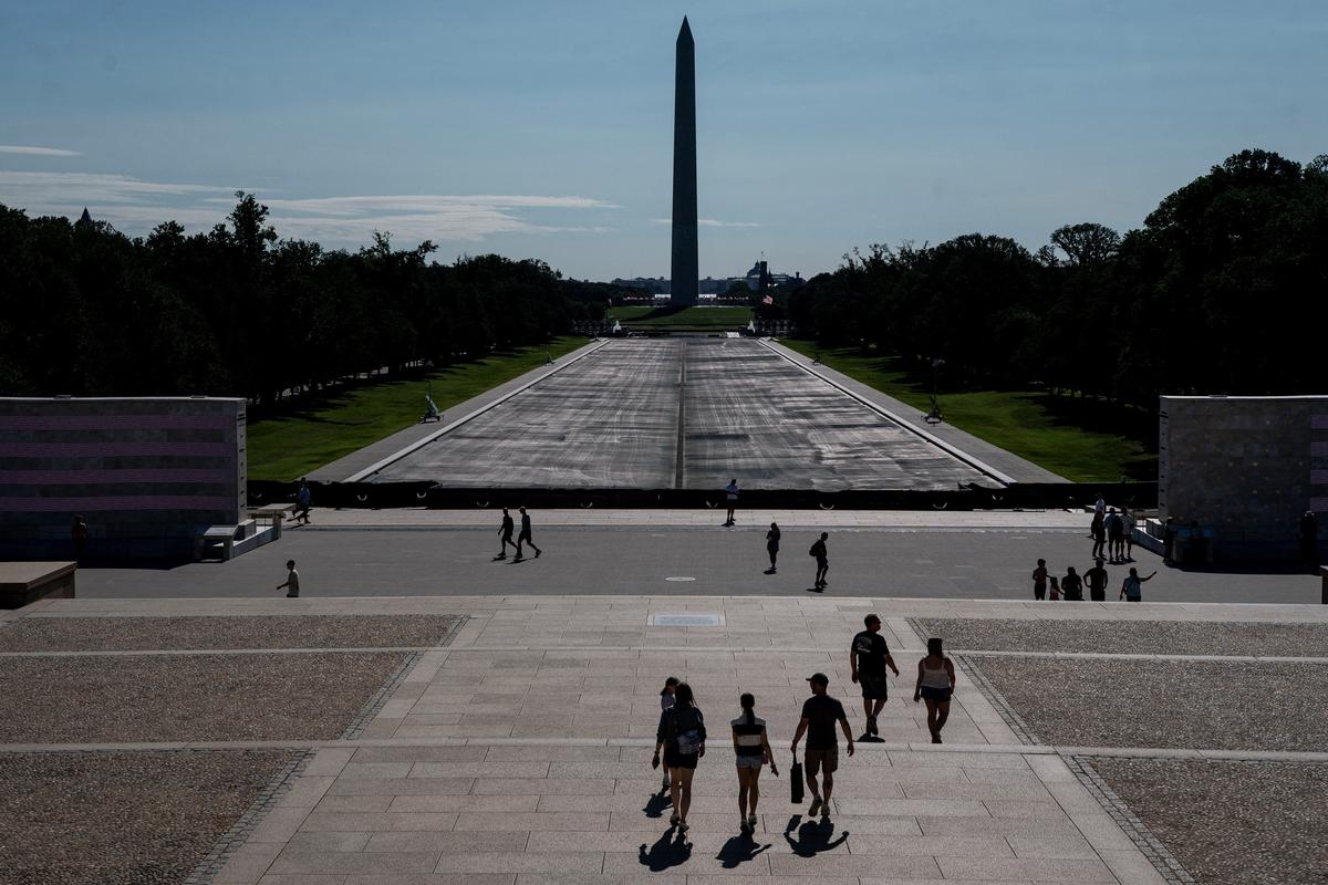 Reflecting Pool visitors react to DOJ dropping 'vandalism' charges