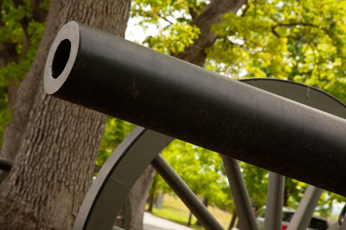 TSA finds Civil War-era cannonballs in checked bag at Alabama airport