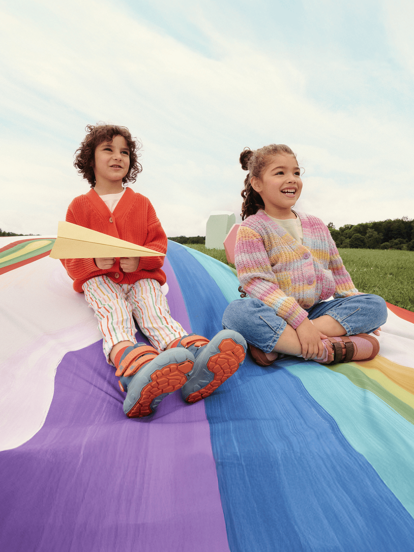 affenzahn-kinder-sitzen-papierflieger