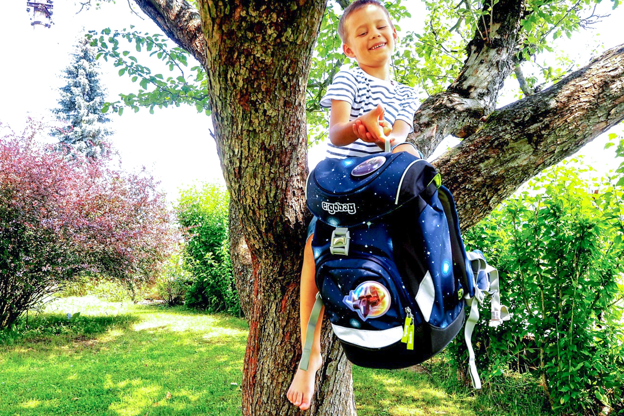 ergobag-junge-baum-ferien