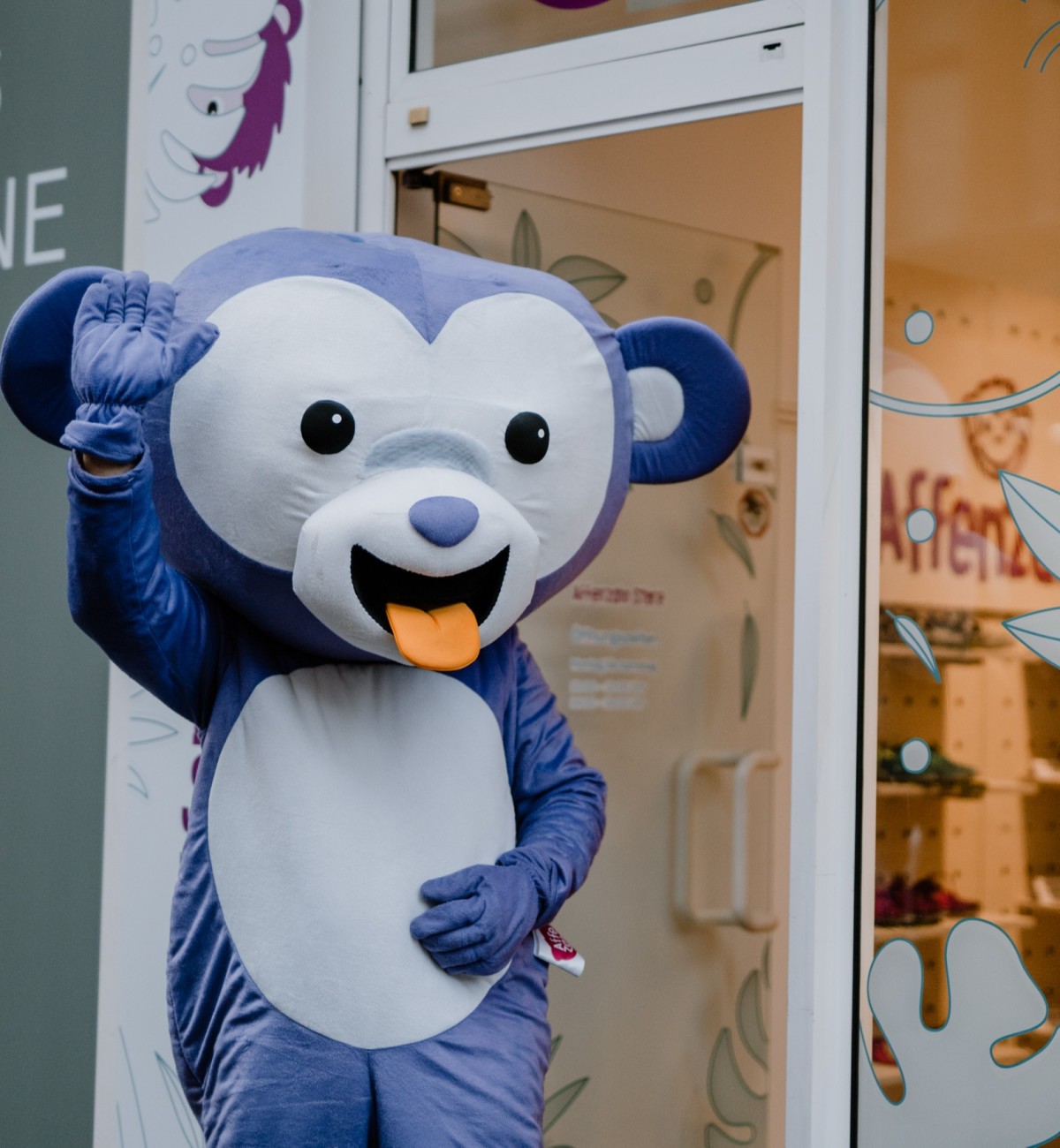 affenzahn-popup-store-front-winkend